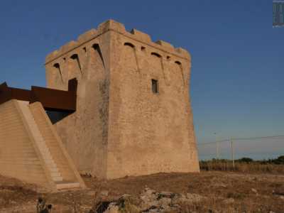 La Torre di Borraco a San Pietro in Bevagna. Si tratta di uno stabile in �pietra di carparo� alto 12 metri costruito nel 500 postazione di vedetta per difendersi dai pirati saraceni